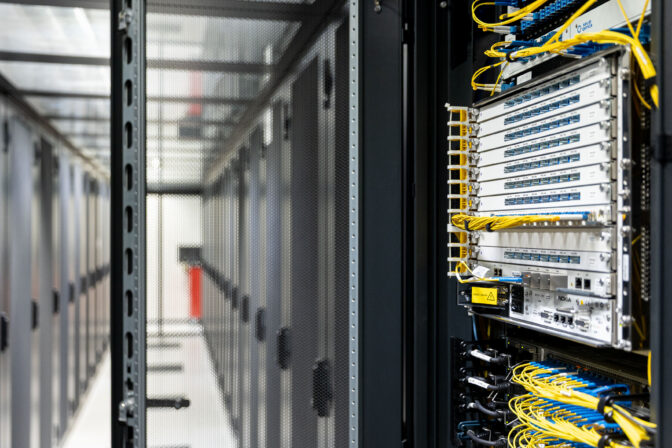 Baie réseau fibre optique dans un datacenter
