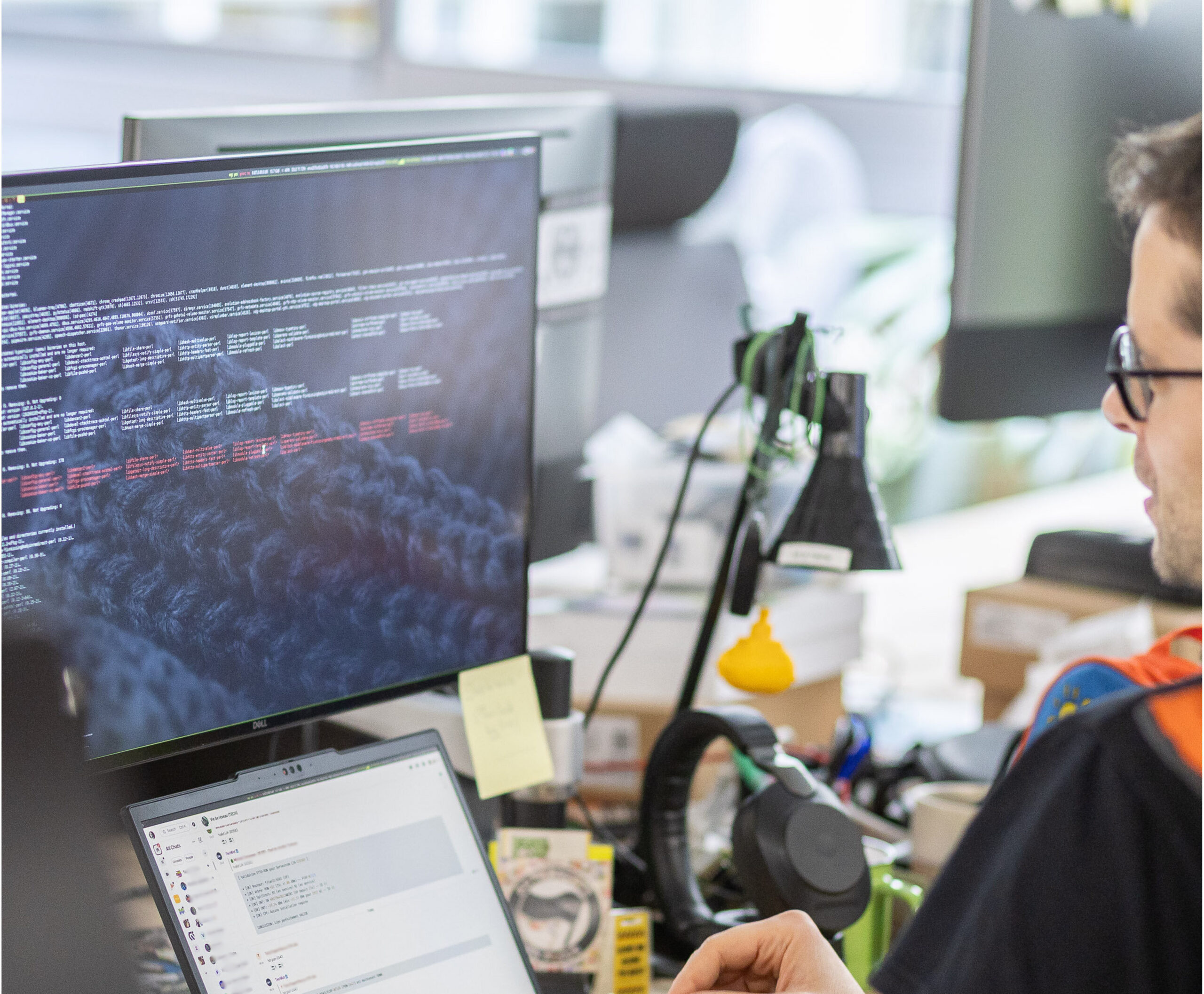 Ingénieur ielo travaillant sur la configuration d’une infrastructure réseau